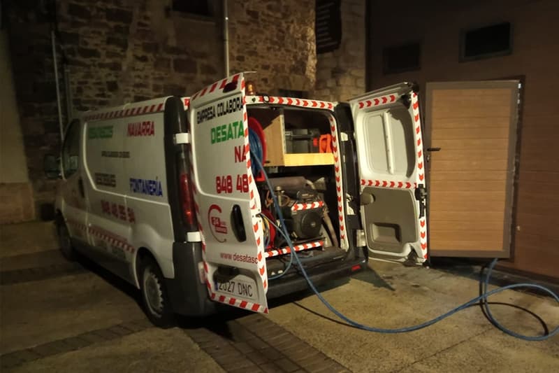 Limpieza de arquetas en bloque de viviendas
