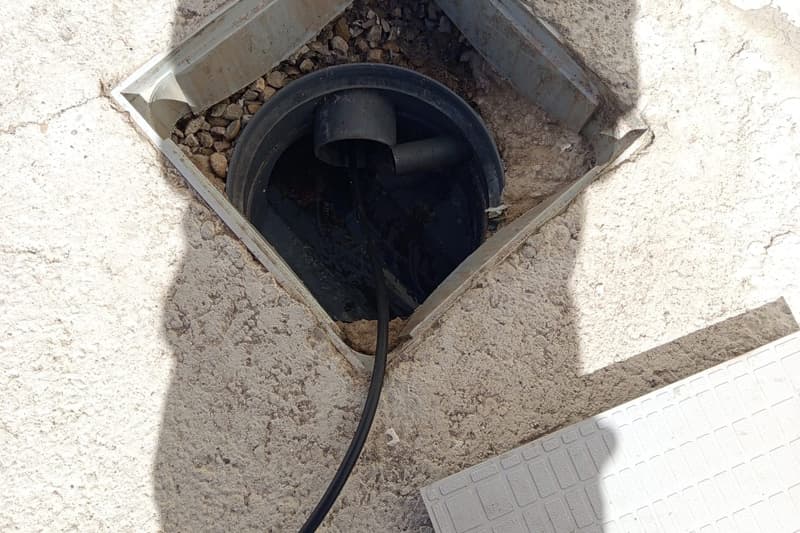 Operario realizando limpieza técnica en pozo