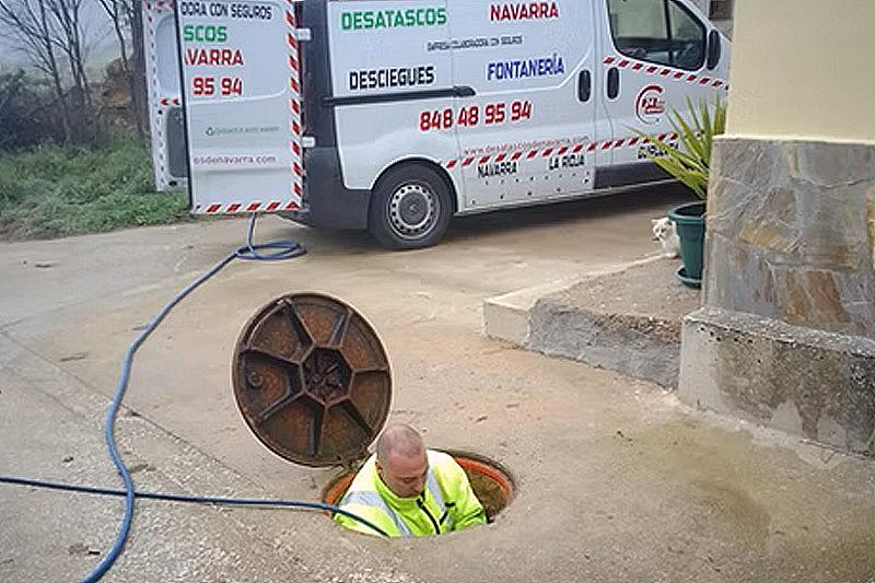 Operario trabajando en servicio de desatasco general