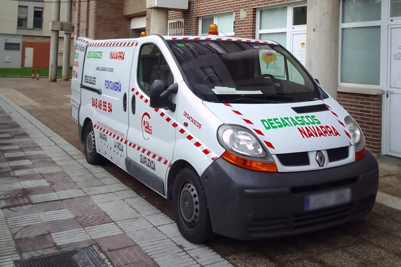 Fosa séptica siendo vaciada de forma segura